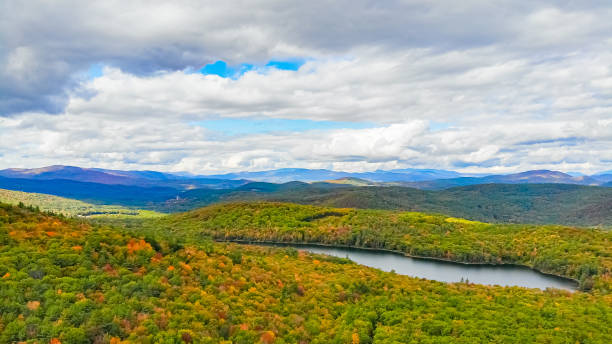 região sul de new hampshire pronta para o pico de folia - autumn falling leaf new england - fotografias e filmes do acervo