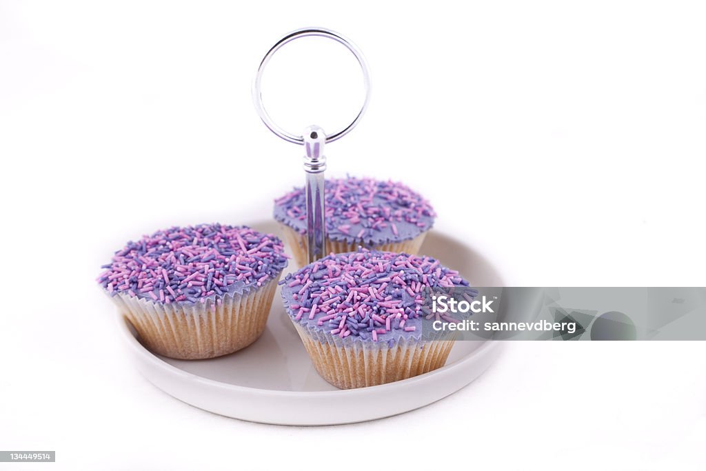 cupcakes de baunilha, decorado com Lavanda-cor buttercream e Confeito Colorido para Bolos - Royalty-free Alimentação Não-saudável Foto de stock