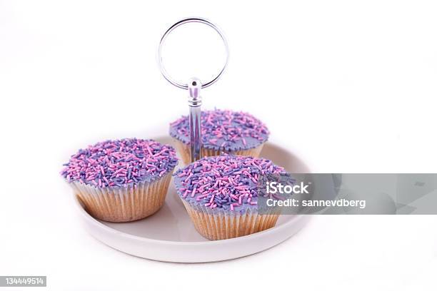 Cupcakes De Baunilha Decorado Com Lavandacor Buttercream E Confeito Colorido Para Bolos - Fotografias de stock e mais imagens de Alimentação Não-saudável