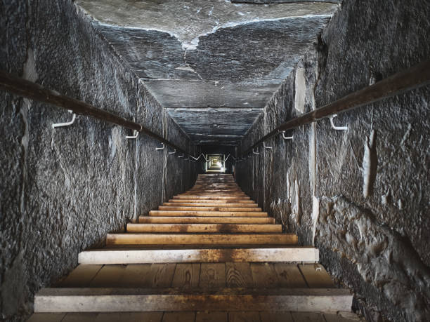 descente dans l’ancienne pyramide égyptienne. anciennes catacombes. - great pyramid photos et images de collection