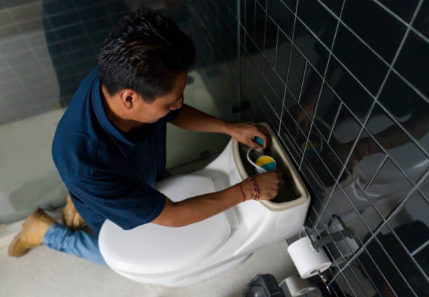 reparador arreglando la taza del inodoro en el baño - plumber water pipe leaking water fotografías e imágenes de stock