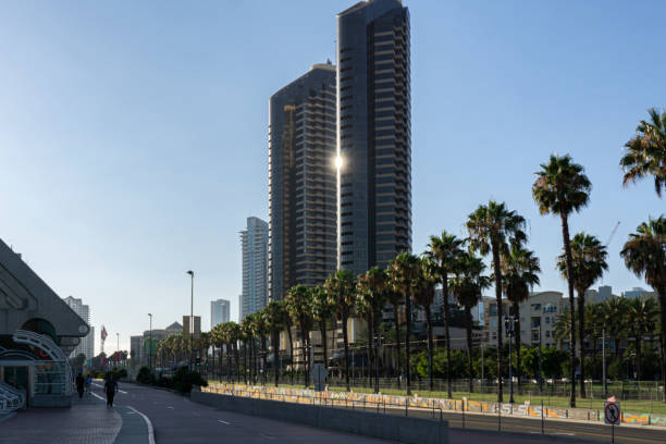 カリフォルニア州サンディエゴのマーティン・ルーサー・キング遊歩道沿いの近代的で高い建物 - day san diego california harbor downtown district ストックフォトと画像