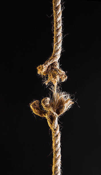 rompere la corda - rope frayed breaking tied knot foto e immagini stock