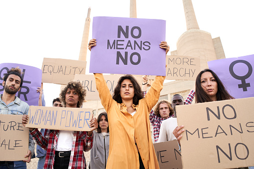 Feminista multiétnica sosteniendo pancartas. Carteles con consignas feministas. photo