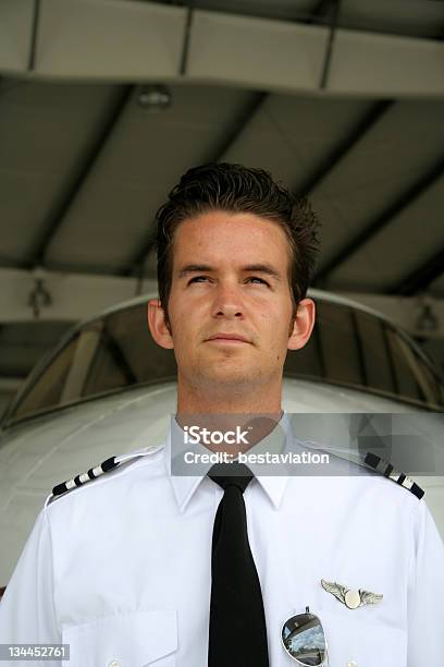 Piloto E Jet - Fotografias de stock e mais imagens de Aeroporto - Aeroporto, Asa de aeronave, Avião