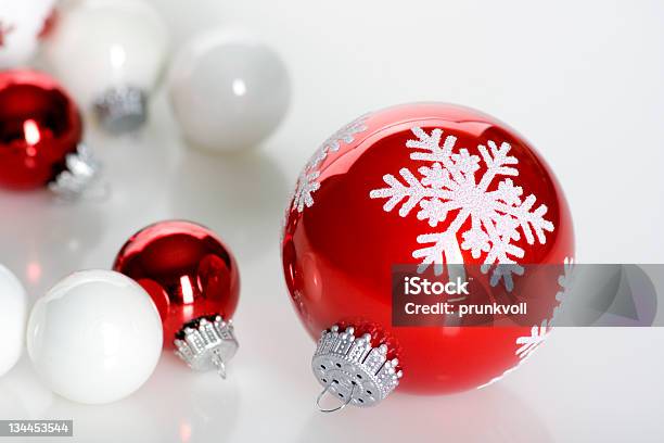 Weihnachten Rot Weiß Stockfoto und mehr Bilder von Christbaumkugel - Christbaumkugel, Dekoration, Dezember