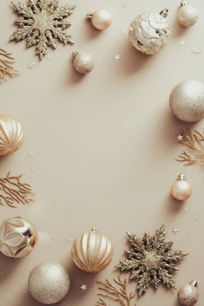 elegante fundo de natal com decoração de bolas douradas, flocos de neve. design elegante de cartão de natal. - flat lay - fotografias e filmes do acervo