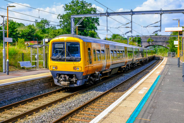 generico piattaforma per treni elettrici elettrificazione uk - midlands foto e immagini stock