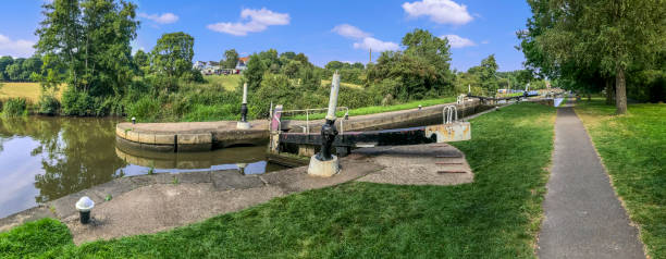 uma vista dos portões de bloqueio no canal da grande união em hatton locks - warwickshire narrow nautical vessel barge - fotografias e filmes do acervo