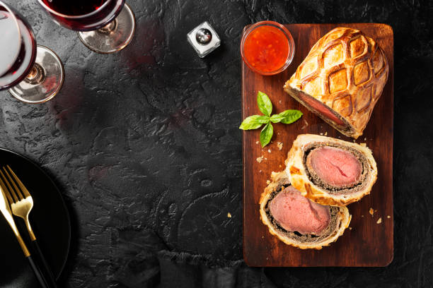 beef wellington - plato festivo de solomillo de ternera - roast beef filet mignon beef meat fotografías e imágenes de stock