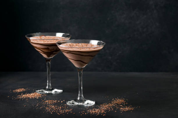 cocktail martini à la truffe au chocolat - coffee alcohol wine chocolate photos et images de collection
