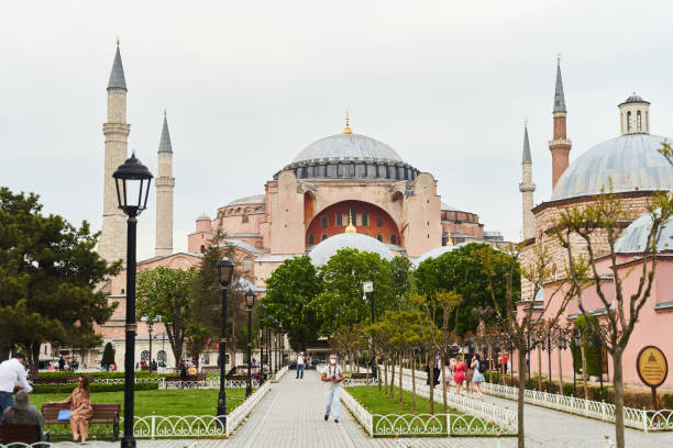 istanbul, turchia - 9 maggio 2021: vista di santa sofia - church dawn christianity bird foto e immagini stock