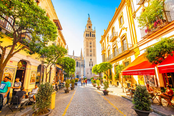 Soleggiata via Siviglia e torre Giralda, Spagna - foto stock