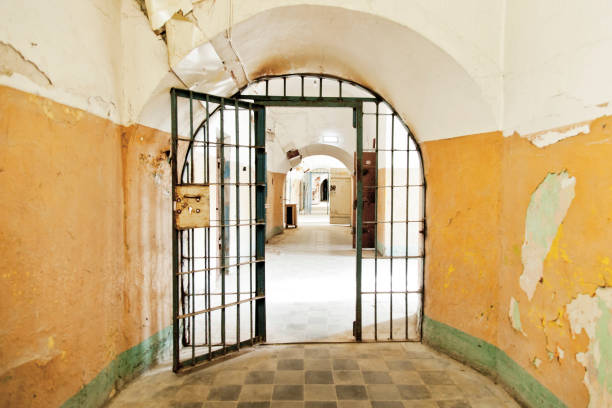 문을 열고 오래된 버려진 감옥 - prison cell prison bars corridor photography 뉴스 사진 이미지