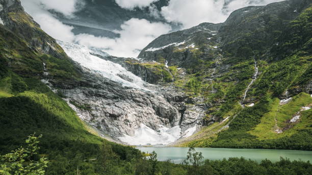 parc national de jostedalsbreen, comté de sogn og fjordane, norvège. glacier boyabreen au printemps par une journée ensoleillée. célèbre monument norvégien et destination populaire. 4k - sognefjord photos et images de collection