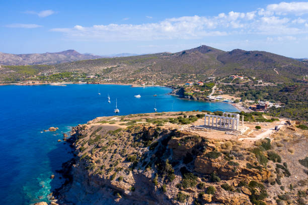 el antiguo templo de poseidón en sounion, ática, grecia - attiki fotografías e imágenes de stock