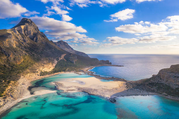 魔法のターコイズブルーの海、ラグーン、純粋な白い砂の熱帯のビーチ、クレタ島のグランブーサ島、ギリシャのバロスラグーンの素晴らしい景色 - クレタ島 ストックフォトと画像