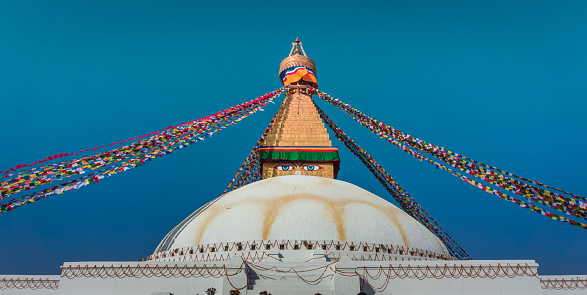 Templo de Buda con banderas de oración en Katmandú, Nepal photo