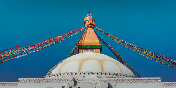 храм будды с молитвенными флагами в катманду, непал - bodnath stupa kathmandu stupa flag стоковые фото и изображения