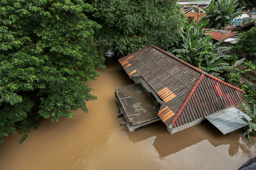 Houses in Thailand were flooded with wild water until only the roof was visible.