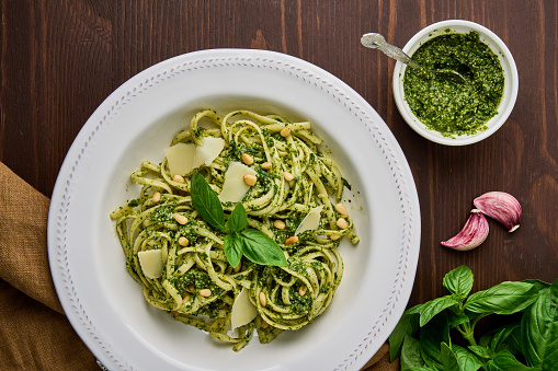 Pesto de espagueti italiano con piñones, ajo, hojas de albahaca, queso parmesano y aceite de oliva photo