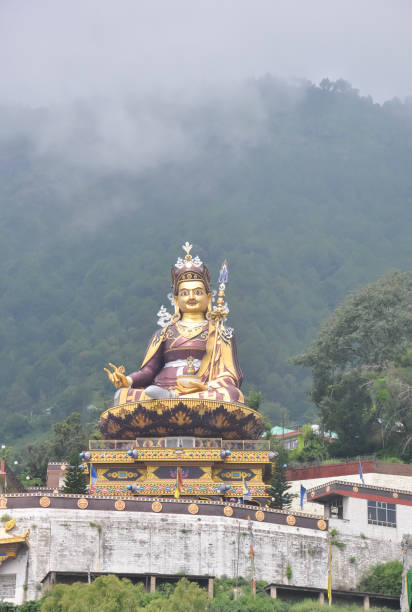 beautiful view of giant statue of padmasambhava (guru rinpoche) in rewalsar lake (tso pema), himachal pradesh, india - padmasambhava imagens e fotografias de stock