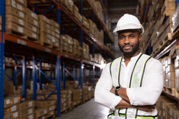 retrato del personal masculino negro del almacén logístico en la suite de seguridad - manager foreman warehouse arms crossed fotografías e imágenes de stock