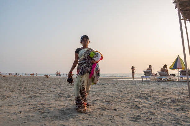 해변에서 인도 여성 기념품 판매자 - colva beach 뉴스 사진 이미지