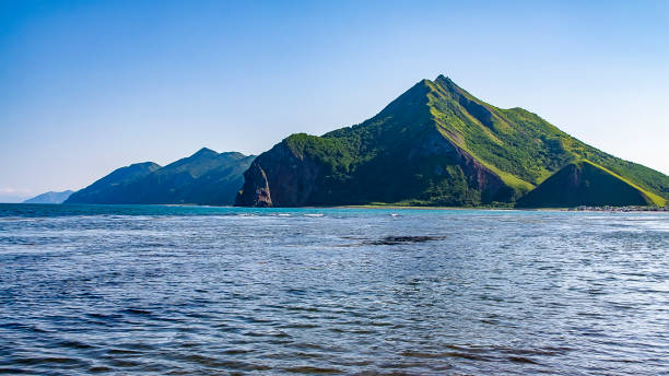bold peak nella quiet bay. sakhalin, russia. mare di okhotsk, oceano pacifico - isola di sakhalin foto e immagini stock