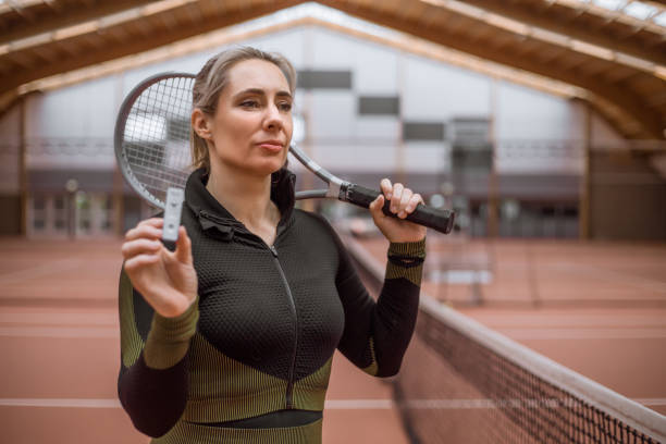 屋内コートで美しい女子テニス選手 - tennis indoors women court ストックフォトと画像