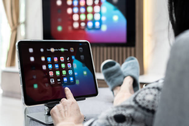 значки приложений для социальных сетей на ipad - ipad television digital tablet connection стоковые фото и изображения