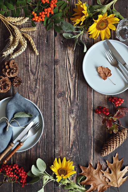 mesa festiva con decoración tradicional otoñal. - autumn table setting flower fotografías e imágenes de stock