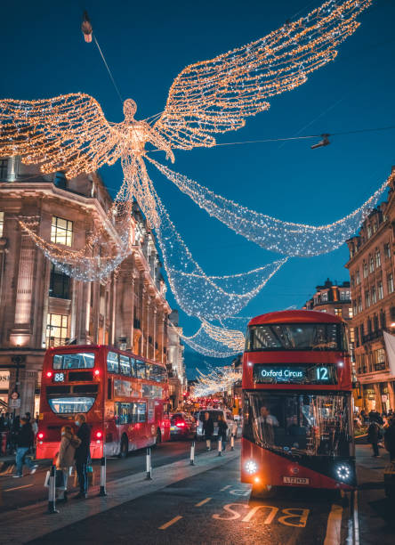 リージェントストリート、ロンドン、英国2020のクリスマスライト - bus taxi london england double decker bus ストックフォトと画像