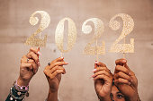 teens-feiern-das-ende-des-jahres.jpg?b=1&s=170x170&k=20&c=QwdJzzWJ3KdEC7kpmZw_b8tMAPaeG7mvtmia3m26_Zs=