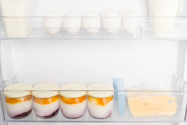 jajka i jogurty są na półkach w drzwiach lodówki, widok z bliska - kohlrabi purple cabbage organic zdjęcia i obrazy z banku zdjęć