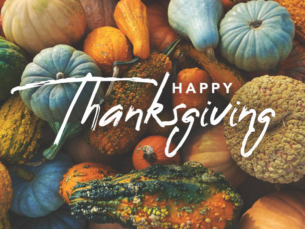 szczęśliwa kartka z życzeniami święta dziękczynienia odręczna kaligrafia tekst z jesiennymi dyniami, squashem i tykwami kolorowe tło - thanksgiving zdjęcia i obrazy z banku zdjęć