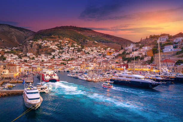 vista da incrível ilha hydra, grécia. - scenics multi colored greece blue - fotografias e filmes do acervo