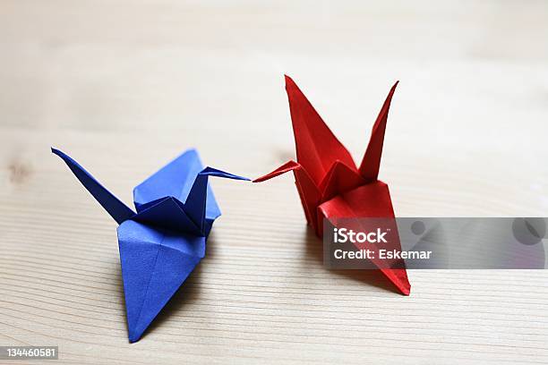 Par De Origami Guindastes - Fotografias de stock e mais imagens de Dois Objetos - Dois Objetos, Dois animais, Grou-comum - Pássaro