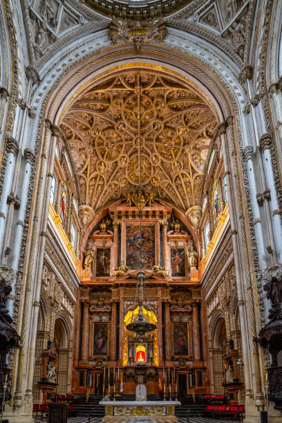 architettura moresca all'interno della cattedrale di mezquita a cordoba, andalusia, spagna - la mezquita cathedral foto e immagini stock