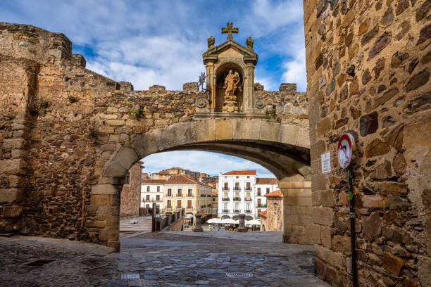 arco de la estrella, arch of the star at the main square of caceres, spain - caceres imagens e fotografias de stock