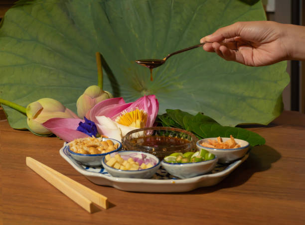 zestaw miang kham, tajskiej przystawki z kwiatem lotosu i liśćmi owiniętymi na tradycyjnym ceramicznym naczyniu do serwowania. - thai culture food ingredient set zdjęcia i obrazy z banku zdjęć