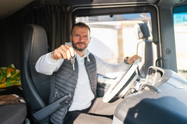 camionista che indossa una mascherina all'interno di un camion - truck key foto e immagini stock