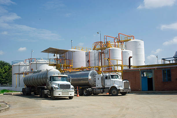 chemical tanque de almacenamiento y camión cisterna - architecture chemical plant diesel fuel and power generation fotografías e imágenes de stock