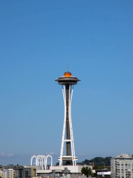 깊은 푸른 하늘에 대한 시애틀의 공간 바늘 - space needle 뉴스 사진 이미지