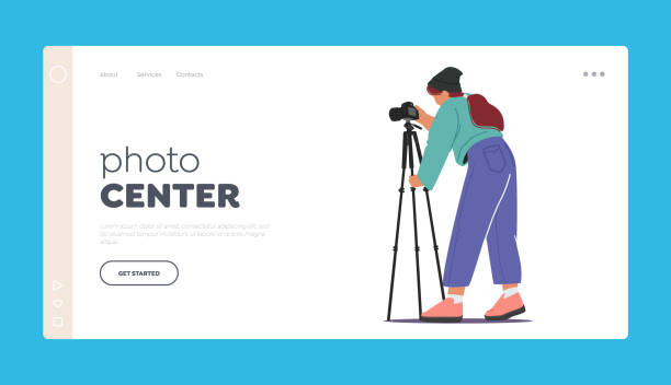 ilustrações, clipart, desenhos animados e ícones de modelo da página de aterrissagem do centro de fotos. conceito de fotografia profissional. fotógrafa feminina com câmera em sessão de tripé - photographer camera tripod paparazzi photographer