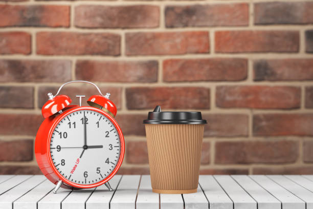 concept de pause, heure du petit déjeuner. il est temps de se réveiller. réveil rouge et gobelet en papier sur une table en bois avec un fond en brique. rendu 3d. - snack coffee instant coffee cappuccino photos et images de collection