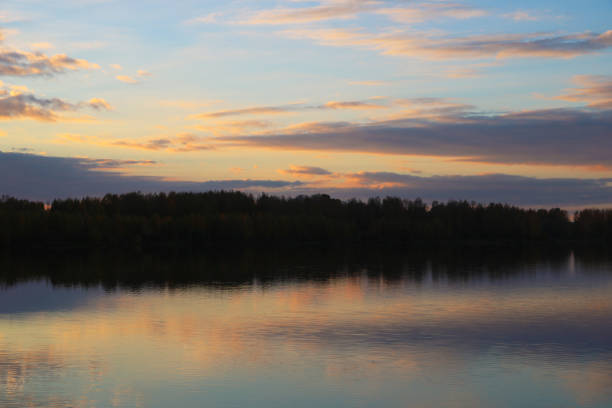 riflesso dell'alba mattutina nebbiosa in un lago. - city of sunrise reflection sunrise summer foto e immagini stock