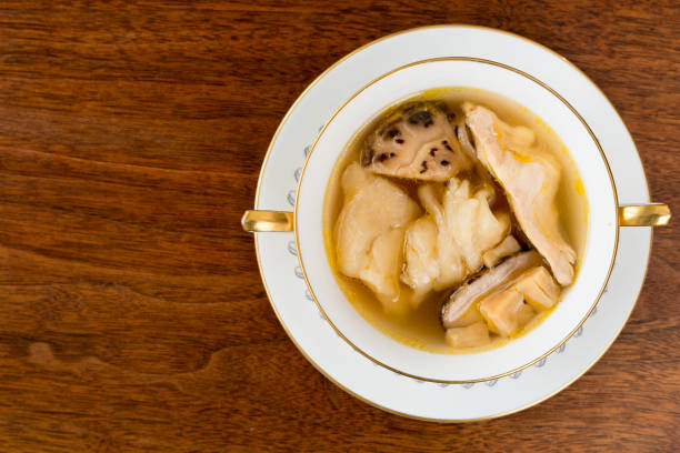珍味中華料理 - アンティークイングリッシュスープボウルの魚のマウとチキンスープ - edible mushroom shiitake mushroom fungus chinese cuisine ストックフォトと画像