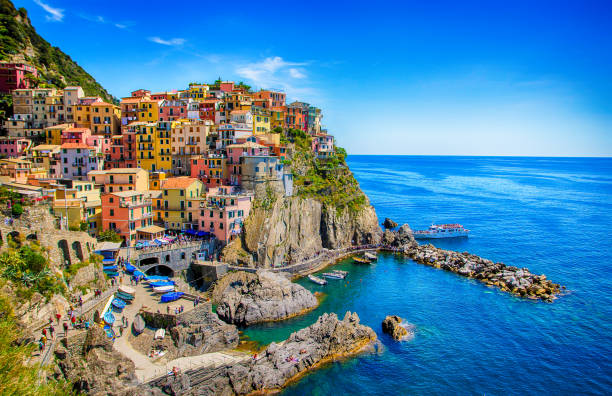 casas de color acantilado en manarola cinque terre, italia - vibrant color summer rock cliff fotografías e imágenes de stock