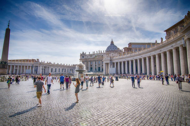 люди гуляют по базилике святого петра и площади в ватикане - cupola people rome lazio стоковые фото и изображения